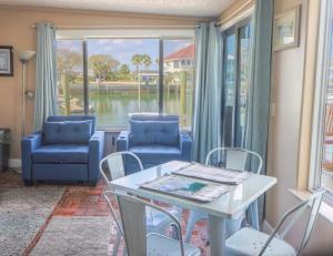 un soggiorno con tavolo, sedie e una grande finestra di Inn at Camachee Harbor Deluxe 19 a St. Augustine