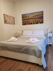 een slaapkamer met een bed met twee handdoeken erop bij SAN PAOLO ROMA HOLIDAY HOME in Rome