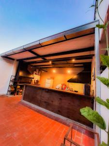 uma vista de um edifício com uma cozinha em Qaway em Salta