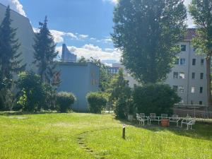 a green park with benches and a building at Studio 2 mit Gemeinschaftsräumen, Tiefgarage in Leipzig