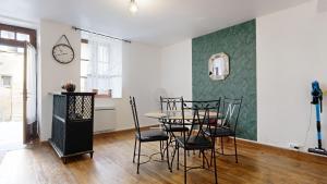 a dining room with a table and chairs at Hyper Centre Avec Terrasse in Tulle