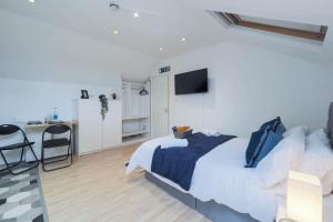a bedroom with a bed and a desk and a kitchen at S6 Cozy Studio In Kilburn With Kitchen London Zone 2 in London