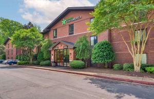 un hotel con un cartel en el lateral de un edificio en Extended Stay America Select Suites - Atlanta - Kennesaw Chastain Rd, en Kennesaw