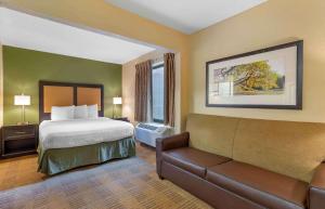 Habitación de hotel con cama y sofá en Extended Stay America Suites - Atlanta - Kennesaw Chastain Rd, en Kennesaw