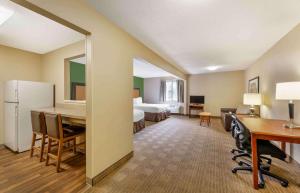 Habitación de hotel con 1 dormitorio con escritorio y 1 cama en Extended Stay America Suites - Atlanta - Kennesaw Chastain Rd, en Kennesaw