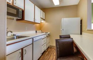 Kjøkken eller kjøkkenkrok på Extended Stay America Suites - Houston - Med Ctr - NRG Park - Kirby