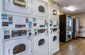 Ein Haufen Waschmaschinen in einem Laden. in der Unterkunft Extended Stay America Suites - Houston - Westchase - Westheimer in Houston