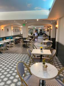 a dining room with tables and chairs and tablesktop at Hollywood Hotel in Los Angeles