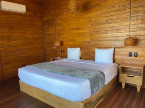 Una cama o camas en una habitación de Blue Caribe Bacalar Front Lagoon
