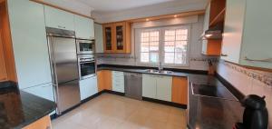 Kuchnia lub aneks kuchenny w obiekcie Duplex en Sanxenxo con piscina y vistas al mar