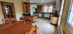 Kuchnia lub aneks kuchenny w obiekcie Duplex en Sanxenxo con piscina y vistas al mar