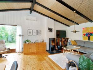 - un salon avec un canapé et une cheminée dans l'établissement Holiday home Dronningmølle VII, à Dronningmølle