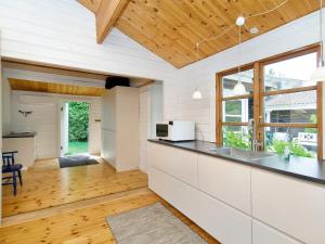 Kuchyň nebo kuchyňský kout v ubytování Holiday home Græsted XXVII