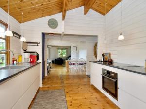 Kuchyň nebo kuchyňský kout v ubytování Holiday home Græsted XXVII