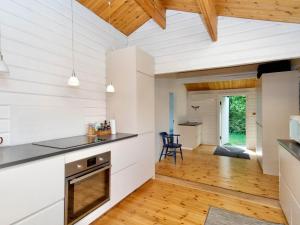 Kuchyň nebo kuchyňský kout v ubytování Holiday home Græsted XXVII