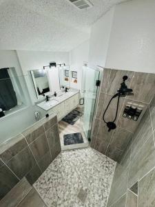 baño grande con 2 lavabos y ducha en Little House in the Prairie, en Grand Prairie