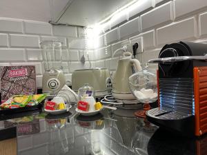 un bancone della cucina con piano di lavoro con cibo e piano di lavoro di Airport Apartment Suite Casablanca FREE WIFI Modern Confort Calme a Derroua