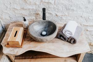 un bagno con lavandino su un tavolo in legno di D'Ume Bendoel Homestay a Jatiluwih