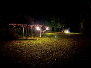 ein Park in der Nacht mit Lichtern im Gras in der Unterkunft Domaine Plan des Devens in Roussillon