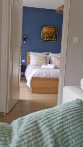 Lac Plage et Ville 95 m2 a 100m du lac, 3 chambres, parking客房内的一张或多张床位