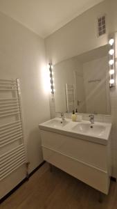 Lac Plage et Ville 95 m2 a 100m du lac, 3 chambres, parking的一间浴室