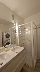 Lac Plage et Ville 95 m2 a 100m du lac, 3 chambres, parking的一间浴室