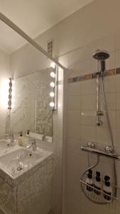 Lac Plage et Ville 95 m2 a 100m du lac, 3 chambres, parking的一间浴室