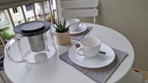Lac Plage et Ville 95 m2 a 100m du lac, 3 chambres, parking的咖啡和沏茶工具