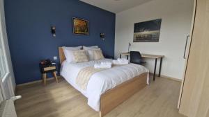 Lac Plage et Ville 95 m2 a 100m du lac, 3 chambres, parking客房内的一张或多张床位