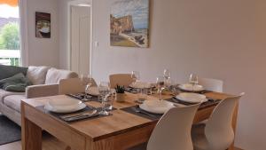 Lac Plage et Ville 95 m2 a 100m du lac, 3 chambres, parking的休息区