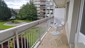 Lac Plage et Ville 95 m2 a 100m du lac, 3 chambres, parking的阳台或露台