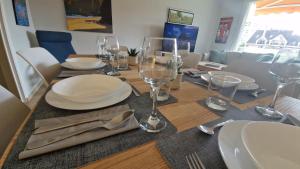 Lac Plage et Ville 95 m2 a 100m du lac, 3 chambres, parking的电视和/或娱乐中心