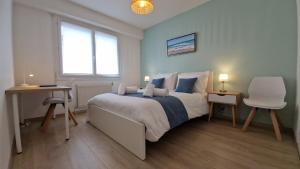 Lac Plage et Ville 95 m2 a 100m du lac, 3 chambres, parking客房内的一张或多张床位