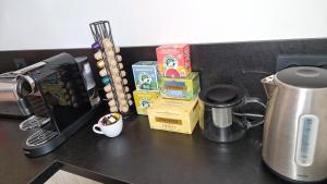 Lac Plage et Ville 95 m2 a 100m du lac, 3 chambres, parking的咖啡和沏茶工具
