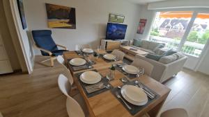 Lac Plage et Ville 95 m2 a 100m du lac, 3 chambres, parking的电视和/或娱乐中心