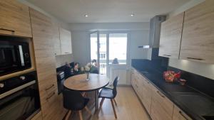 Lac Plage et Ville 95 m2 a 100m du lac, 3 chambres, parking的厨房或小厨房