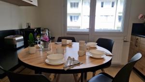 Lac Plage et Ville 95 m2 a 100m du lac, 3 chambres, parking的电视和/或娱乐中心