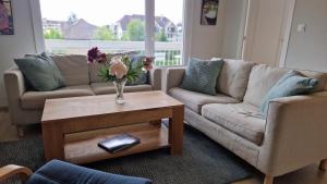 Lac Plage et Ville 95 m2 a 100m du lac, 3 chambres, parking的休息区