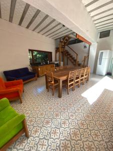 a living room with a wooden table and chairs at Chalés Sitio Mangala in Itapeva
