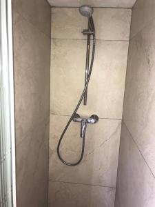 łazienka z prysznicem z głowicą prysznicową w obiekcie Apartamenty i Domki WyDmy Międzywodzie w mieście Międzywodzie