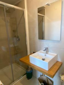 La salle de bains est pourvue d'un lavabo et d'une douche. dans l'établissement B&B Suite Cutelli, à Catane