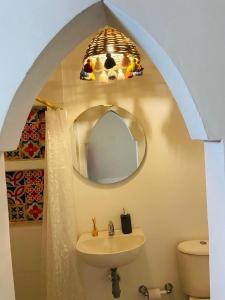 a bathroom with a sink and a mirror at Hostal 1545 in Ríohacha