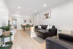 Posezení v ubytování Neat & Tidy Home in Trendy East Orange - Sleeps 4