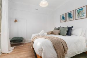 Postel nebo postele na pokoji v ubytování Neat & Tidy Home in Trendy East Orange - Sleeps 4