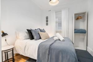 Postel nebo postele na pokoji v ubytování Neat & Tidy Home in Trendy East Orange - Sleeps 4