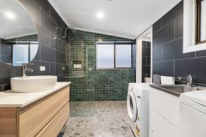 Koupelna v ubytování Neat & Tidy Home in Trendy East Orange - Sleeps 4