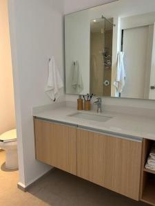 une salle de bain avec un lavabo et un miroir dans l'établissement Aria Ocean Playa Nuevo Vallarta, à Nuevo Vallarta