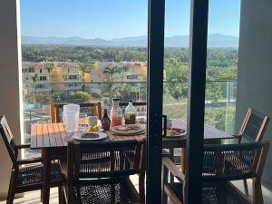 une table avec des assiettes de nourriture sur un balcon dans l'établissement Aria Ocean Playa Nuevo Vallarta, à Nuevo Vallarta