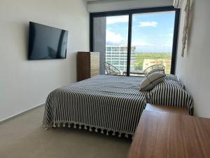 une chambre avec un lit et une grande fenêtre dans l'établissement Aria Ocean Playa Nuevo Vallarta, à Nuevo Vallarta 51 autres photos