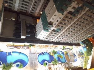 una vista aérea de una piscina y un complejo en Olímpia Thermas Resort en Olímpia